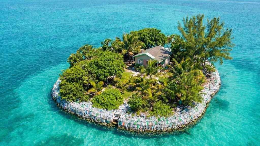 O homem que construiu a sua própria ilha flutuante com 150 mil garrafas PET recicladas, criou solo fértil, plantou mangues e vive isolado no litoral do México