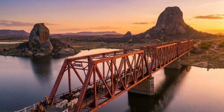 Com sua estrutura trazida da Inglaterra, a ponte metálica virou um ícone da engenharia industrial no coração do sertão cearense
