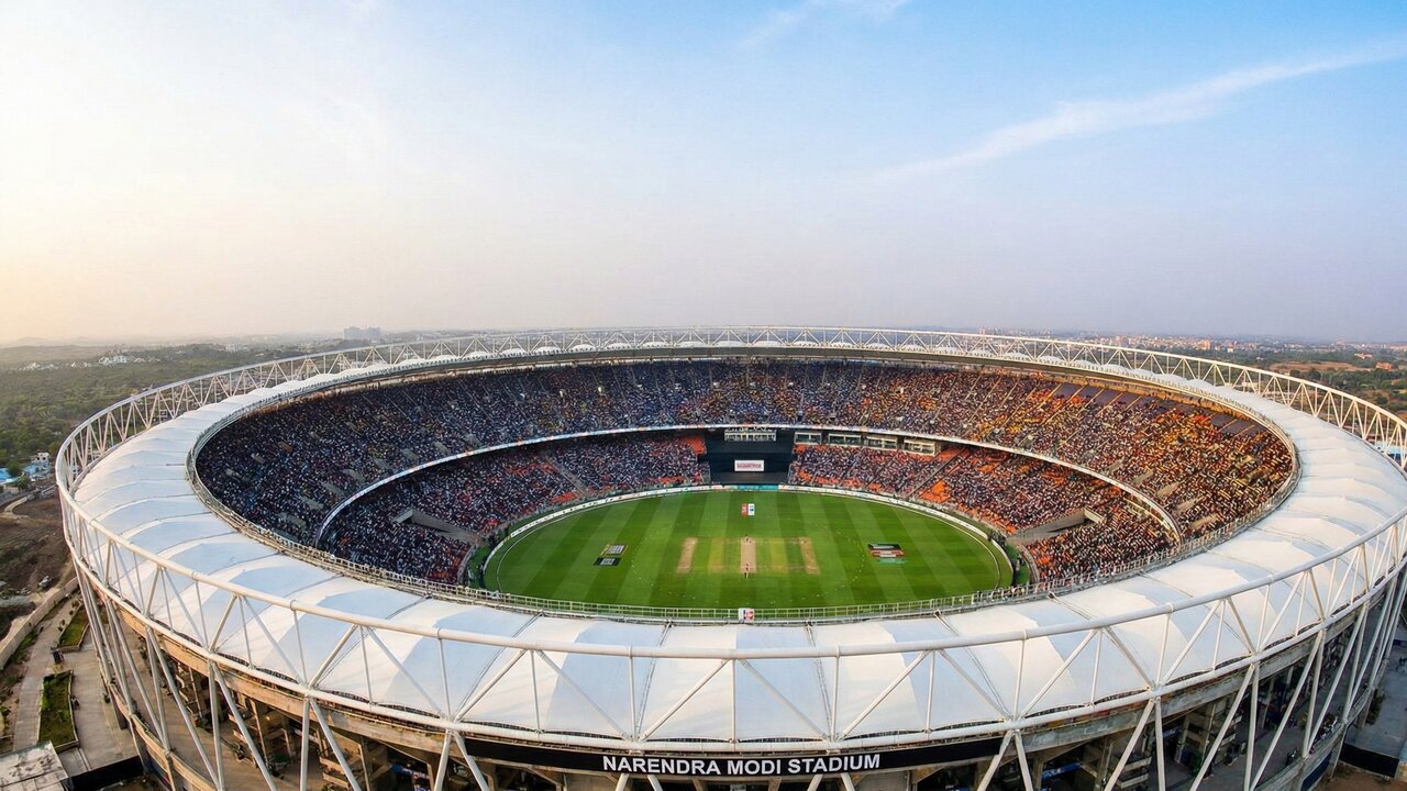 Com capacidade para 132 mil pessoas e um design monumental, a arena indiana se tornou o maior estádio de críquete do mundo