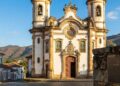 Com sua fachada em pedra sabão e detalhes em ouro, a igreja de Aleijadinho virou a obra-prima do barroco mineiro