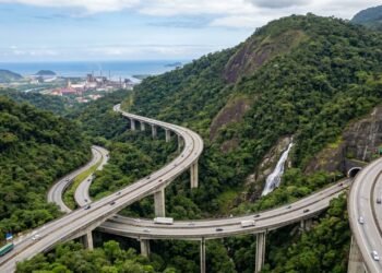 Rodovia histórica ganha fama por sua engenharia na Serra do Mar; são 53 viadutos e 11 túneis vencendo a Mata Atlântica em um trajeto ousado
