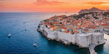 A cidade murada no mar: o destino medieval que inspirou "Game of Thrones" e tem um mar de cor surreal