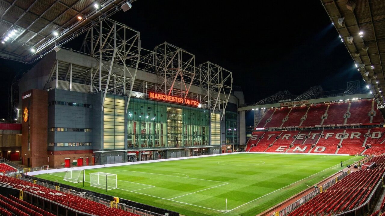 Com 74 mil assentos e o famoso Teatro dos Sonhos, o estádio de 1910 virou o maior clube da Inglaterra e um santuário para fãs do Manchester United