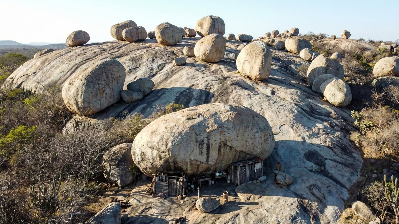 A "branca de neve" do sertão: a formação rochosa no nordeste que lembra uma geleira no meio da caatinga
