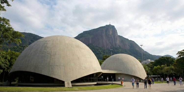 Com sua cúpula dupla e design arrojado, a estrutura virou uma referência em arquitetura educacional e astronomia no Brasil