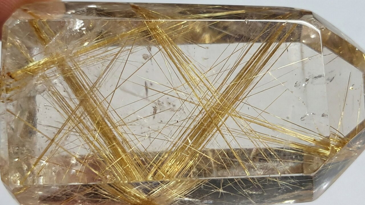 Esqueça o cristal comum, pois este mineral guarda fios de ouro em seu interior e parece ter capturado o sol, a obra de arte da Bahia