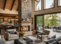 Refúgio aconchegante com lareira central, deck externo e áreas sociais abertas para lazer familiar
