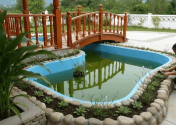 Ela fez um refúgio artesanal com cabana e aquário no campo que une lazer e contemplação apenas com as mãos