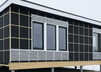 Em meio à neve, eles construíram uma casa moderna de madeira elevada e preparada para o frio