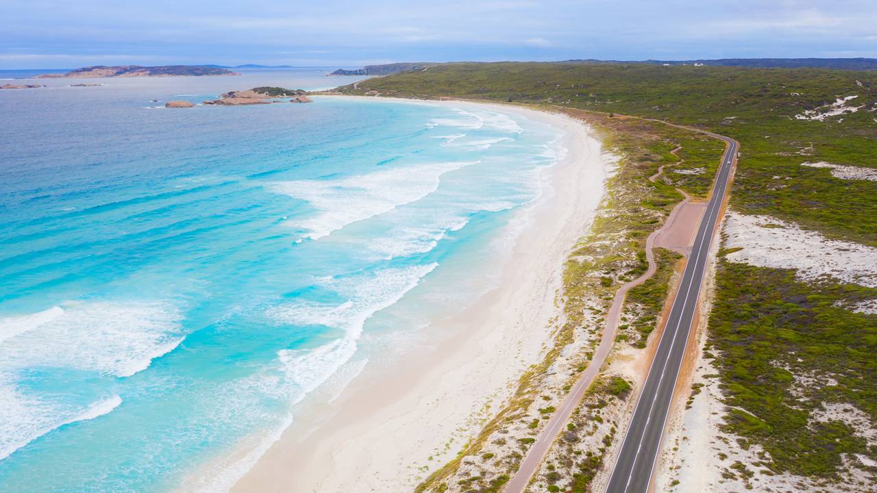 Rodovia australiana de 243 km ganha fama mundial, pois suas vistas para os Doze Apóstolos e falésias de calcário formam a rota mais cênica da Oceania