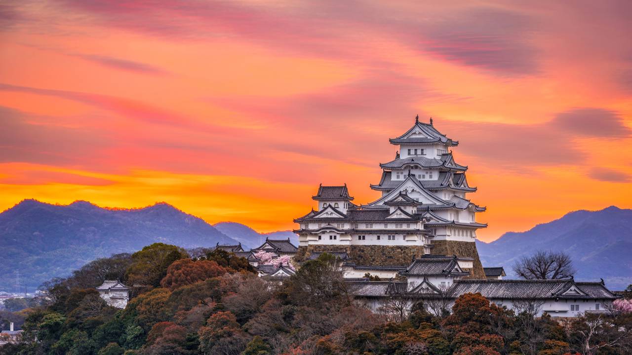 Com sua estrutura de 1333 e 83 edifícios brancos, o Castelo de Himeji virou a fortaleza mais icônica e preservada da história militar do Japão