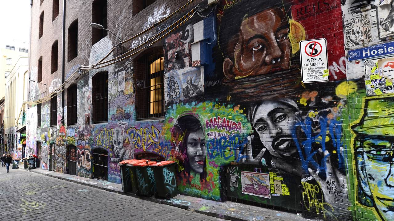 Hosier Lane, em Melbourne, ganha fama pela arte urbana, pois seus 150 metros de grafites coloridos formam a galeria a céu aberto mais famosa do país