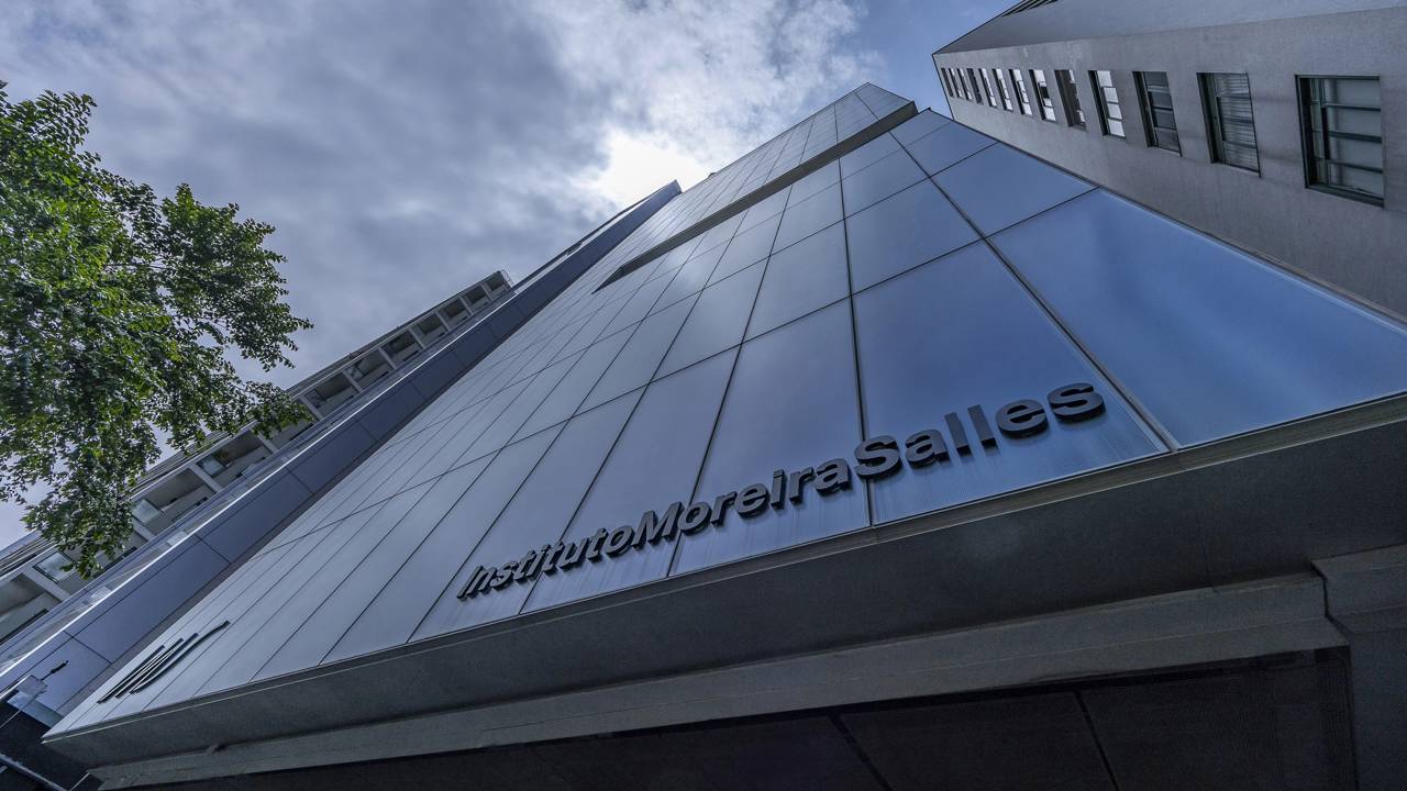 Com sua fachada de vidro e estrutura que "flutua" a 15m do chão, o prédio virou um novo marco cultural e arquitetônico da Avenida Paulista