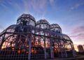 Com sua estufa de metal e vidro inspirada no Palácio de Cristal, a estrutura virou o cartão-postal mais famoso de Curitiba