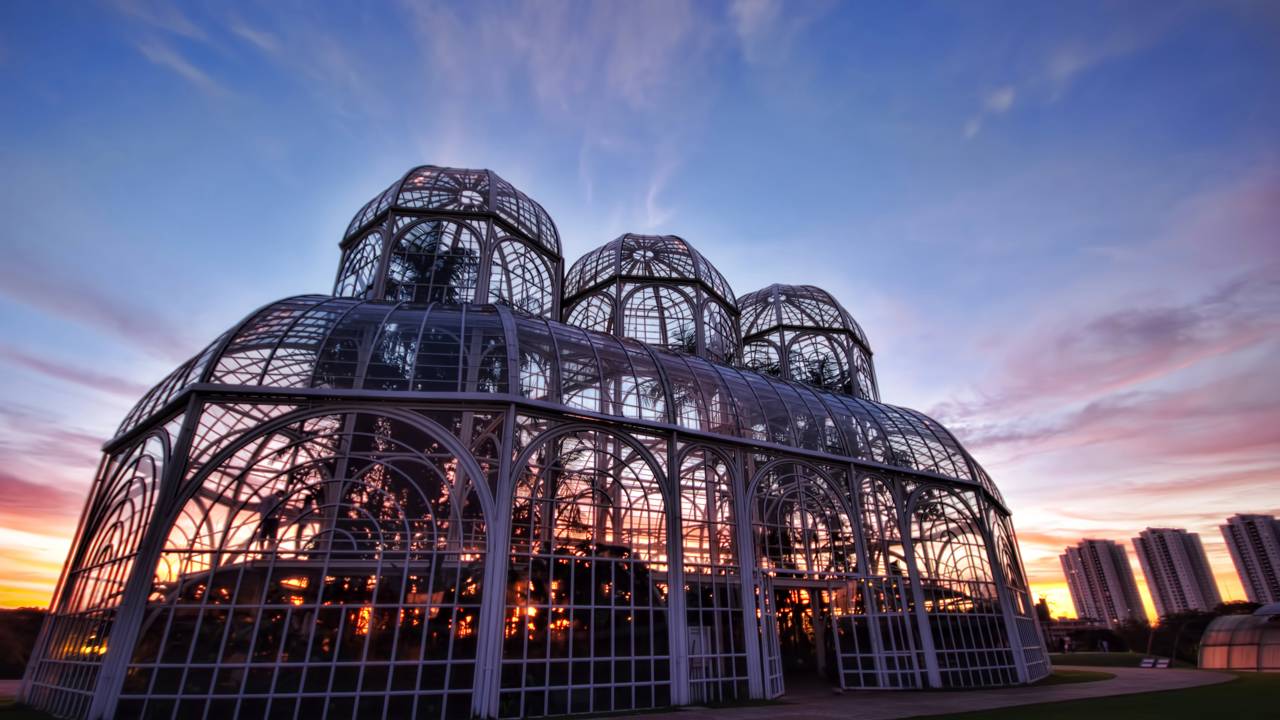 Com sua estrutura de metal e vidro inspirada no Palácio de Cristal de Londres, a estufa de 1991 tornou-se o maior cartão-postal de toda Curitiba