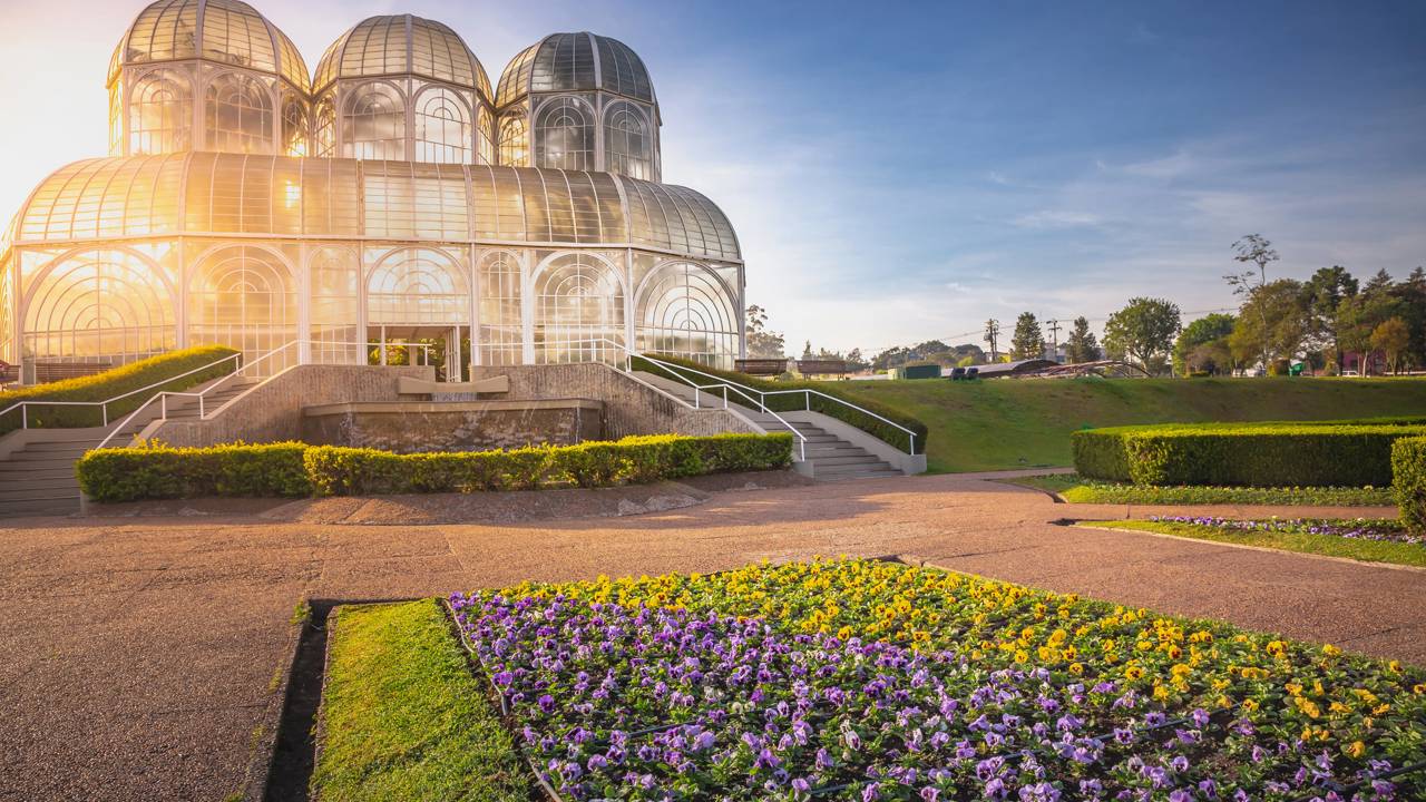 Com sua estufa de metal e vidro inspirada no Palácio de Cristal, a estrutura virou o cartão-postal mais famoso de Curitiba
