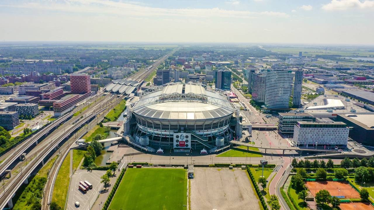 Com teto retrátil inovador e capacidade para 55 mil torcedores a Johan Cruyff Arena virou o maior estádio da Holanda e o templo oficial do Ajax