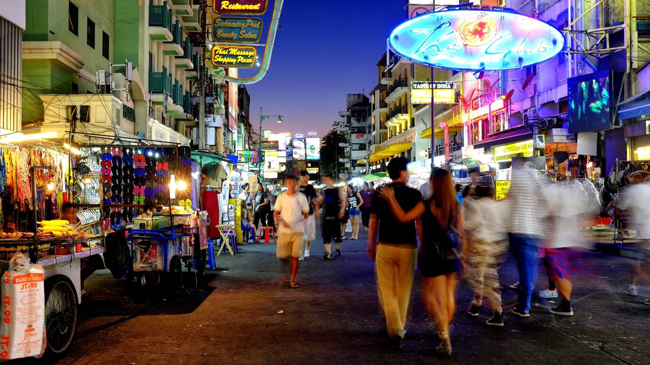 Rua em Bangkok ganha fama mundial por seus 400 metros de extensão, pois seus mercados e luzes de neon viraram o maior ponto de encontro de mochileiros