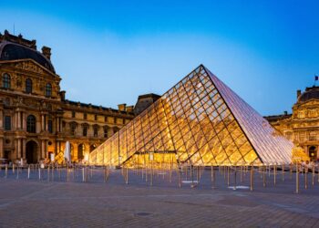 O colossal museu de 72.735 m² com uma pirâmide de vidro de 21 metros inaugurada em 1989 consagrou-se como o maior centro de arte de todo o planeta