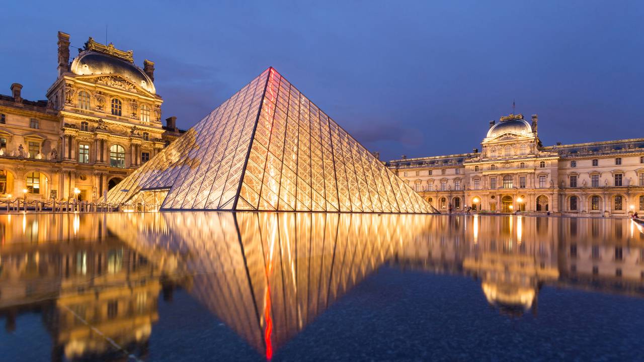 Com 673 painéis de vidro e 21m de altura, a pirâmide moderna virou a entrada icônica do Louvre e o símbolo do contraste arquitetônico