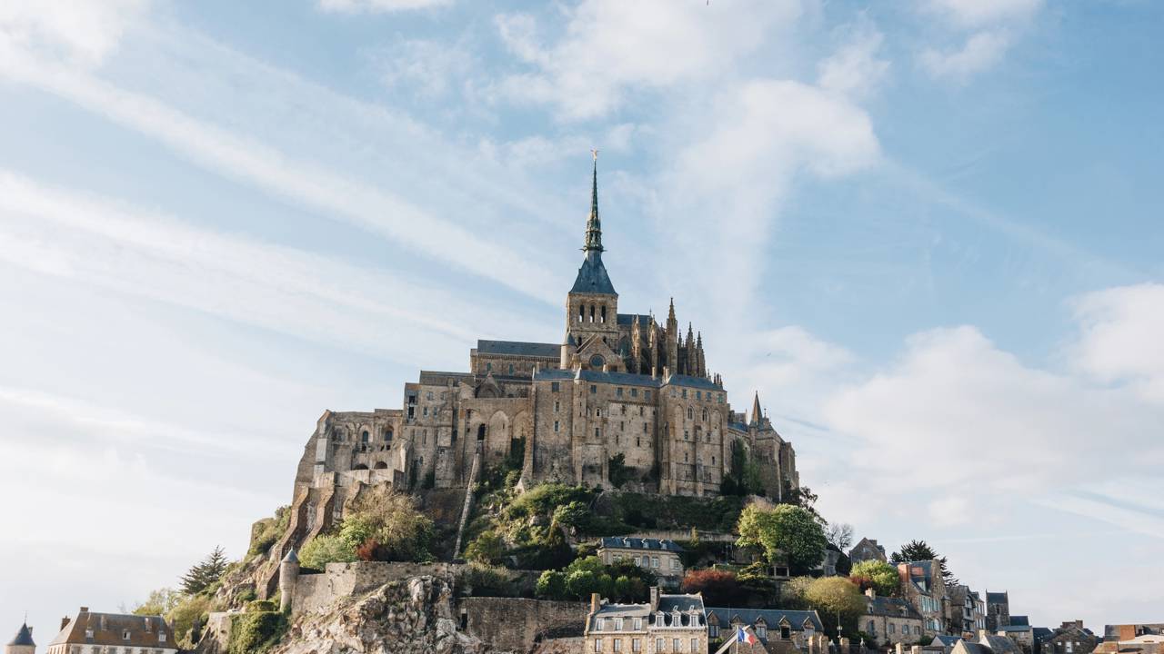 Esta ilha some e reaparece com as marés e guarda uma das histórias mais fascinantes da Europa