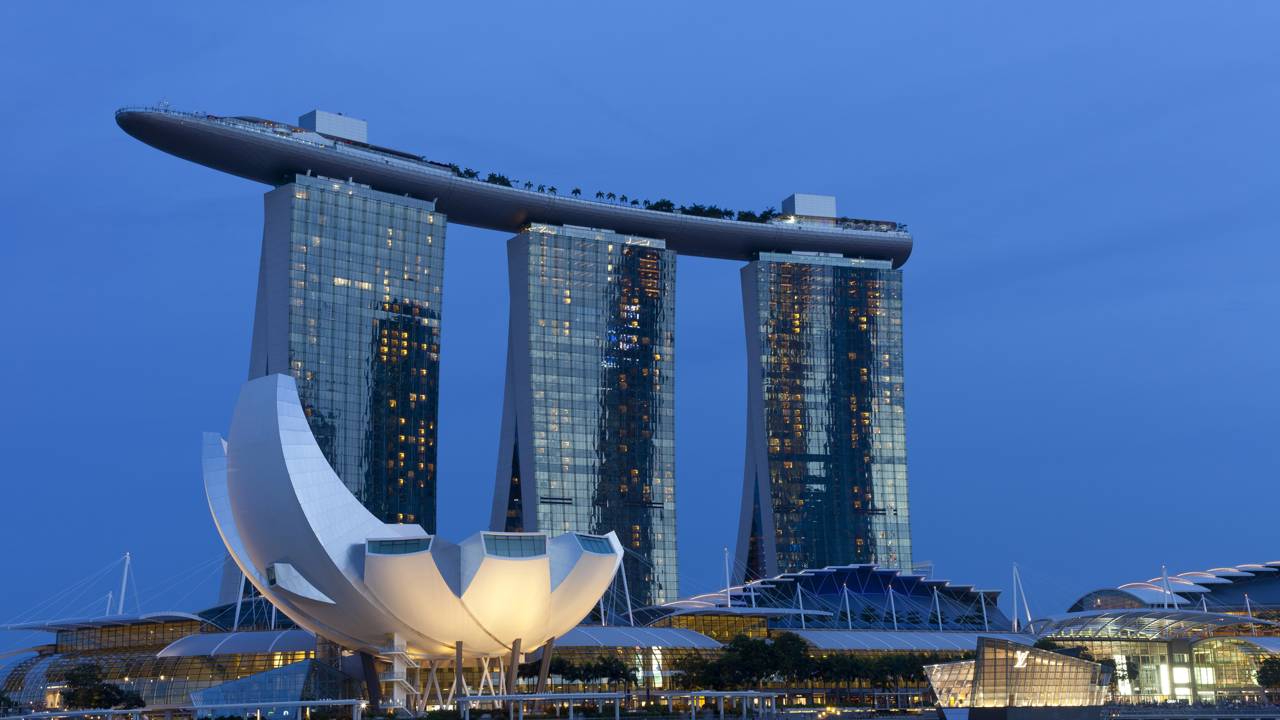 Com 3 torres de 55 andares e um "navio" no topo, a estrutura abriga a piscina infinita mais famosa do mundo e redefiniu o luxo
