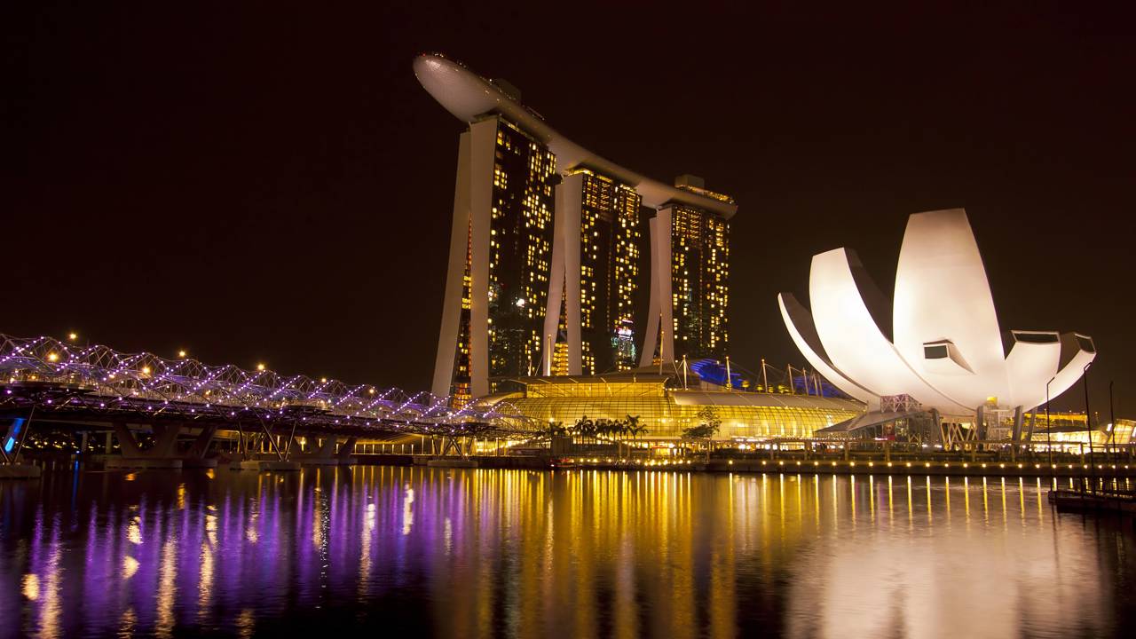 Suspensa por três montanhas de betão e unidas por uma prancha que imita um navio no topo, a piscina de borda infinita a 200 metros de altura que desafia o vento em Singapura