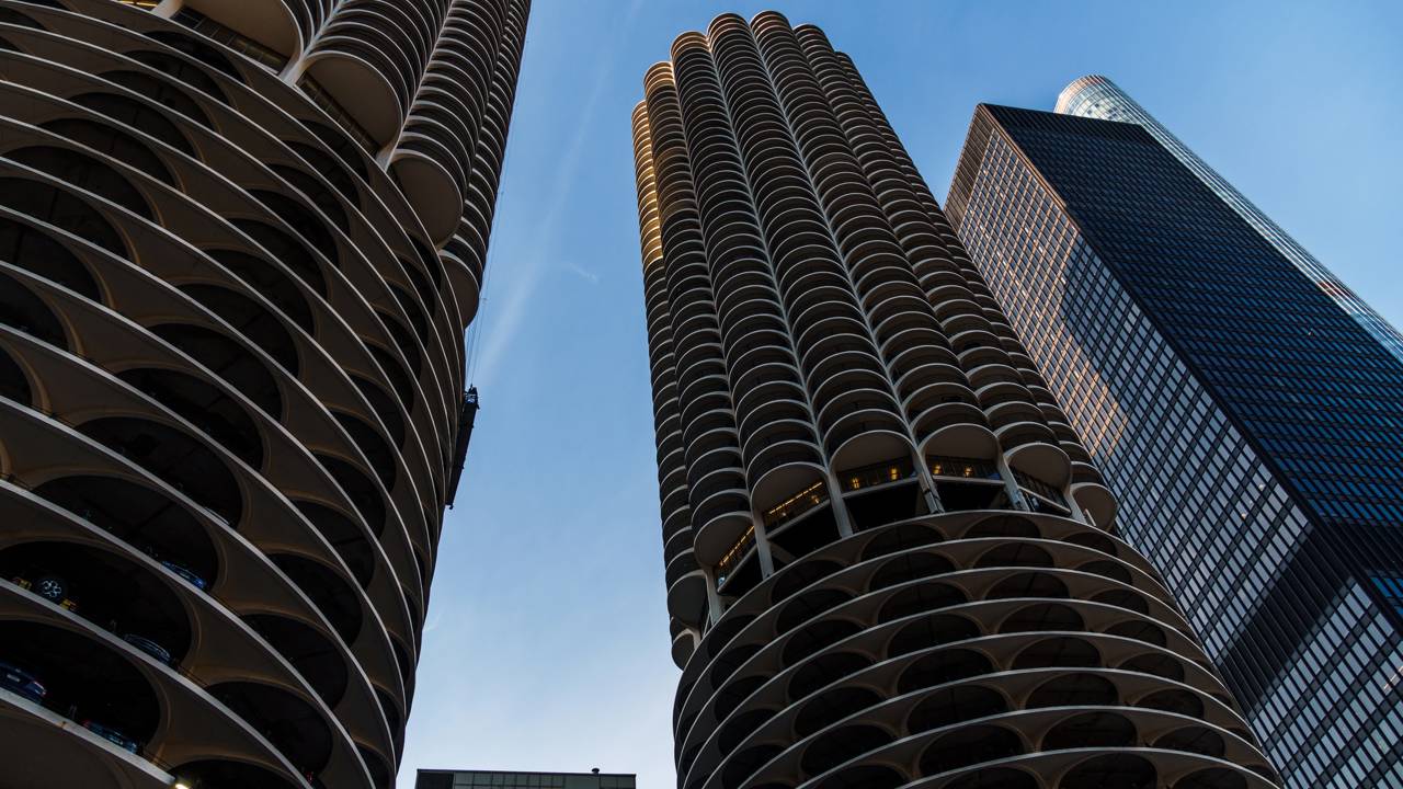 Com suas torres circulares em formato de espiga de milho e 65 andares, o complexo de 1964 virou o maior marco da arquitetura moderna em Chicago