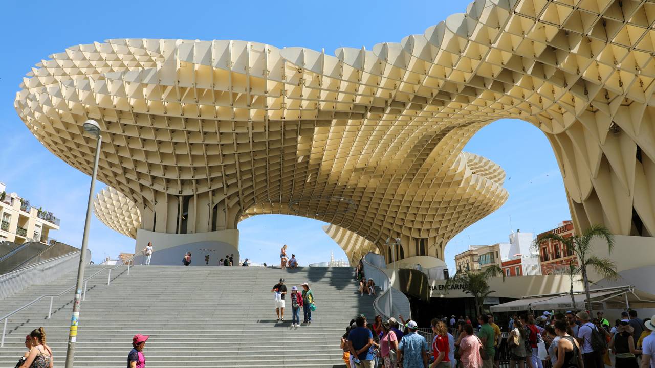 Com 150 metros de extensão e feita de madeira a estrutura Metropol Parasol virou a maior construção de madeira do mundo e ícone moderno de Sevilha