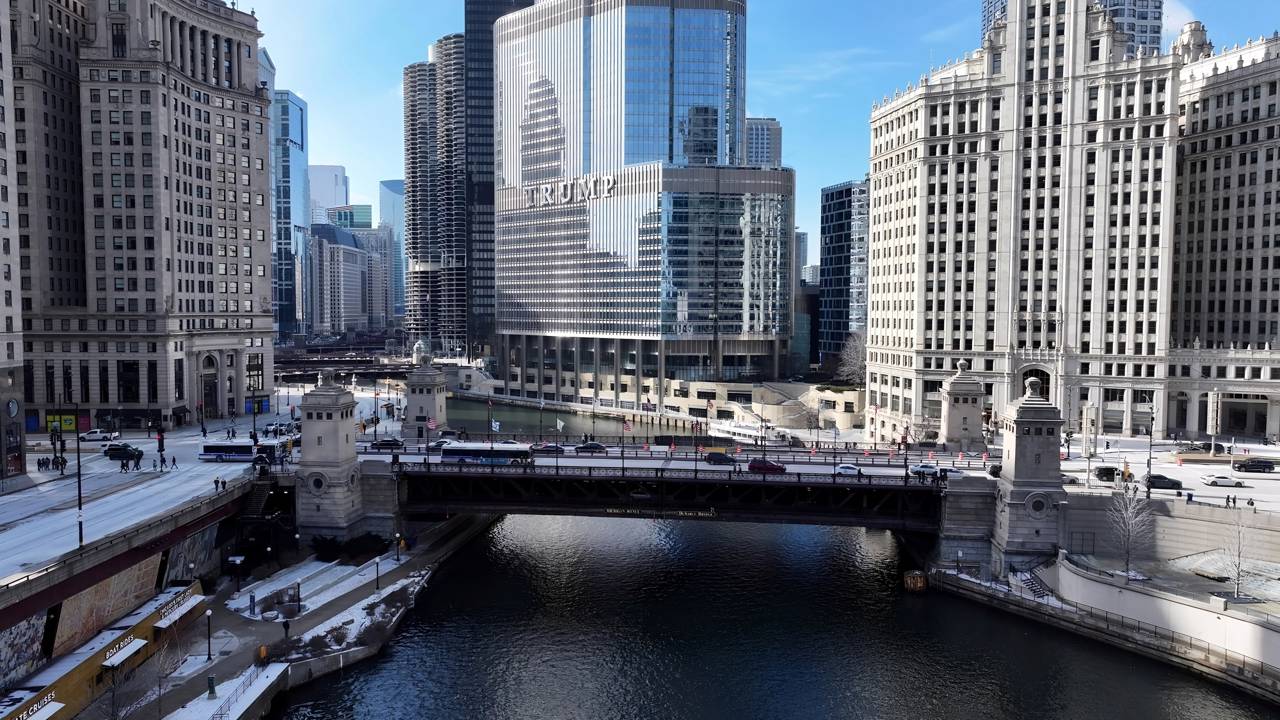Avenida de Chicago ganha fama por sua 'Magnificent Mile', pois seus 1,6 km de vitrines de luxo e arranha-céus viraram o coração comercial da cidade