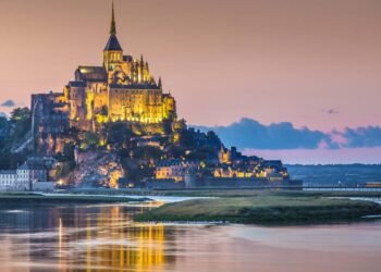 O mosteiro medieval construído em uma ilha rochosa isolada pelas marés mais extremas da Europa que se transforma em uma fortaleza impenetrável cercada por areia movediça e água