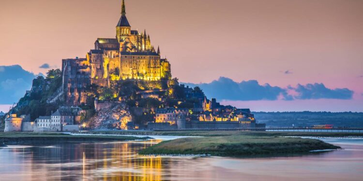 O mosteiro medieval construído em uma ilha rochosa isolada pelas marés mais extremas da Europa que se transforma em uma fortaleza impenetrável cercada por areia movediça e água