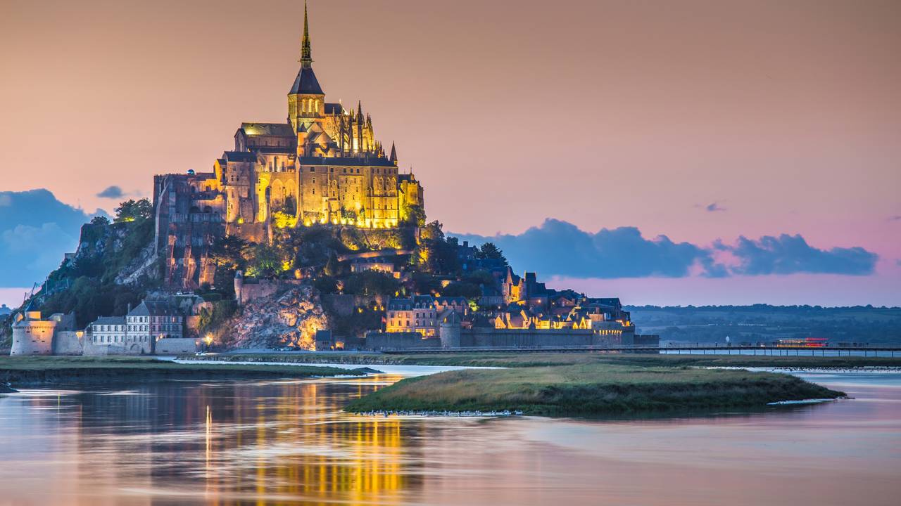 Com sua abadia medieval situada em uma ilha rochosa, a estrutura de 708 tornou-se um dos maiores símbolos da história e do turismo da França