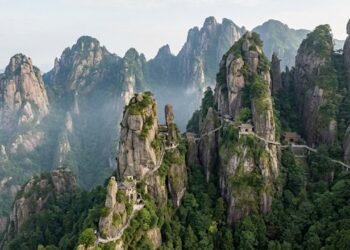 Montanha Sanqing encanta com picos de granito esculpidos que parecem brotar das nuvens (imagem ilustrativo)
