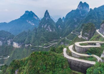 A estrada das 99 curvas termina na base dos 999 degraus e transforma a Montanha Tianmen em um teste de fôlego e coragem