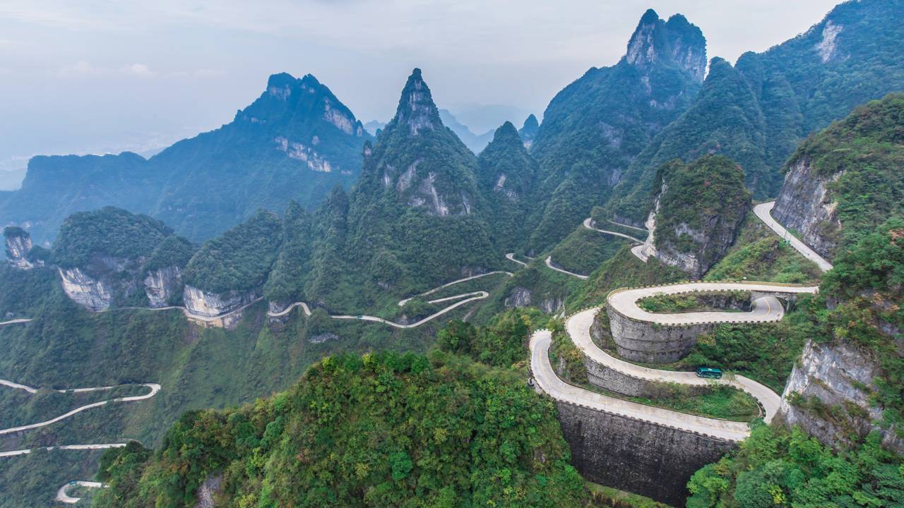 A estrada das 99 curvas termina na base dos 999 degraus e transforma a Montanha Tianmen em um teste de fôlego e coragem