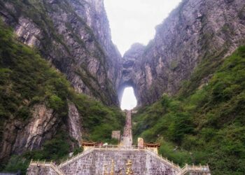 A estrada das 99 curvas termina na base dos 999 degraus e transforma a Montanha Tianmen em um teste de fôlego e coragem