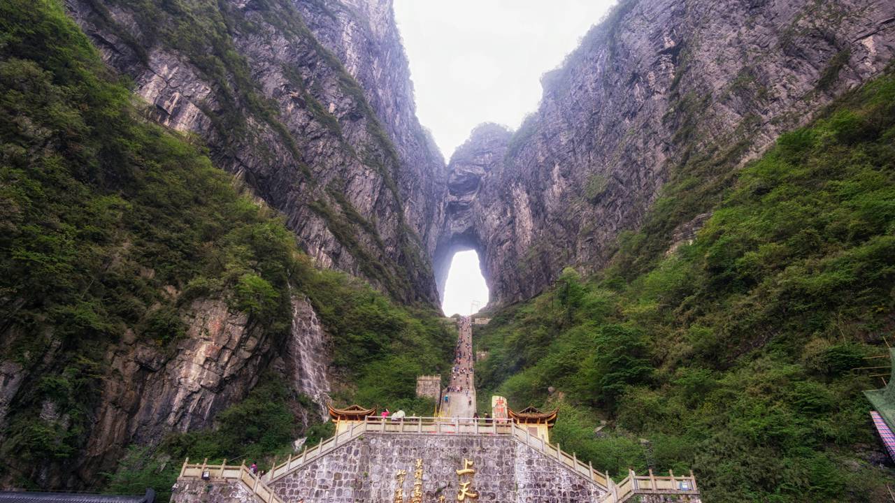 Com 7,5 km de teleférico e passarelas a mil metros, Tianmen se destaca no turismo de aventura na China