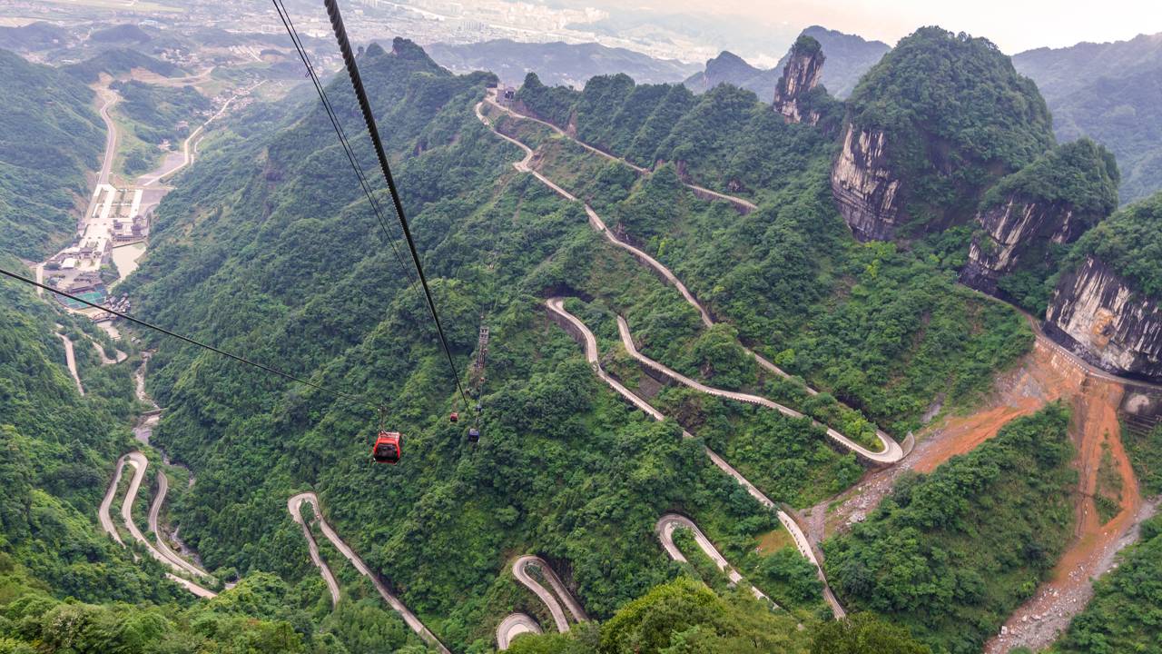 Com 7,5 km de teleférico e passarelas a mil metros, Tianmen se destaca no turismo de aventura na China