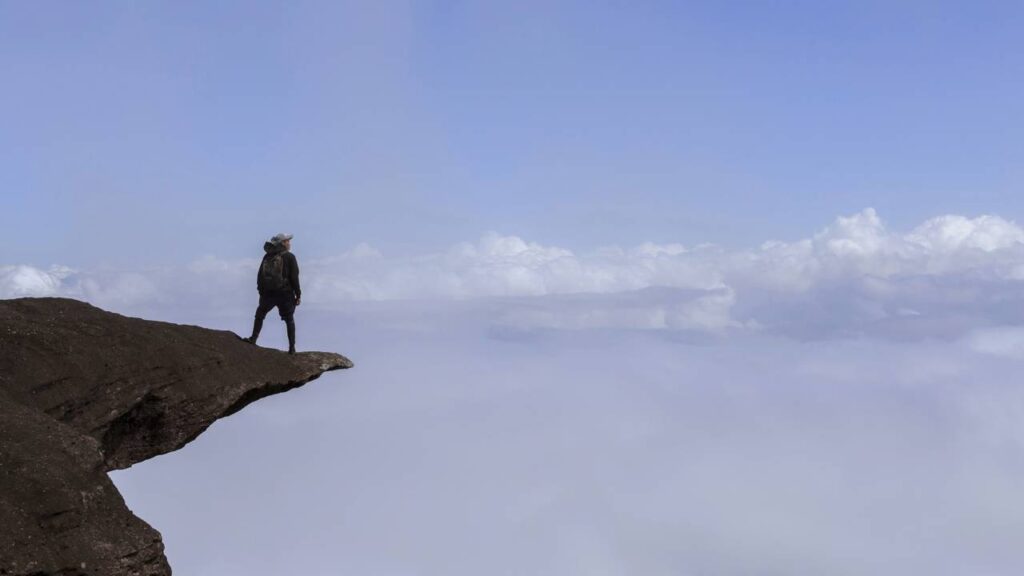 O lugar mais antigo da Terra: montanha brasileira de 2.810 metros de altitude onde é possível enxergar 3 países ao mesmo tempo no topo acima das nuvens