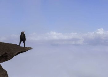 O lugar mais antigo da Terra: montanha brasileira de 2.810 metros de altitude onde é possível enxergar 3 países ao mesmo tempo no topo acima das nuvens