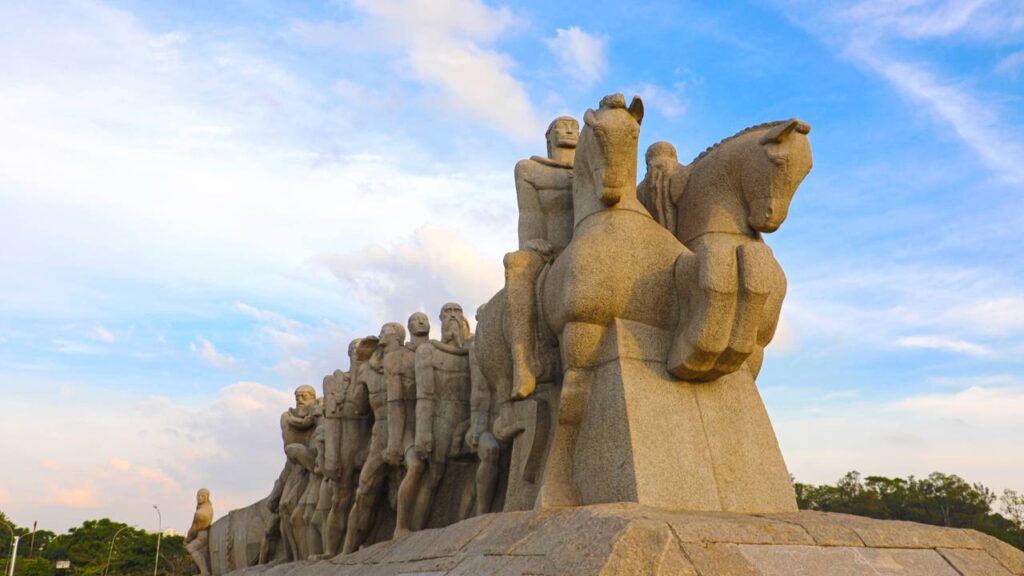 Com 50 metros de comprimento e 16 metros de altura, o monumento de granito em São Paulo virou o maior marco da história e da arte paulista