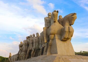 Com suas 10 mil toneladas de granito esculpido, a obra monumental virou o símbolo da saga dos bandeirantes em São Paulo