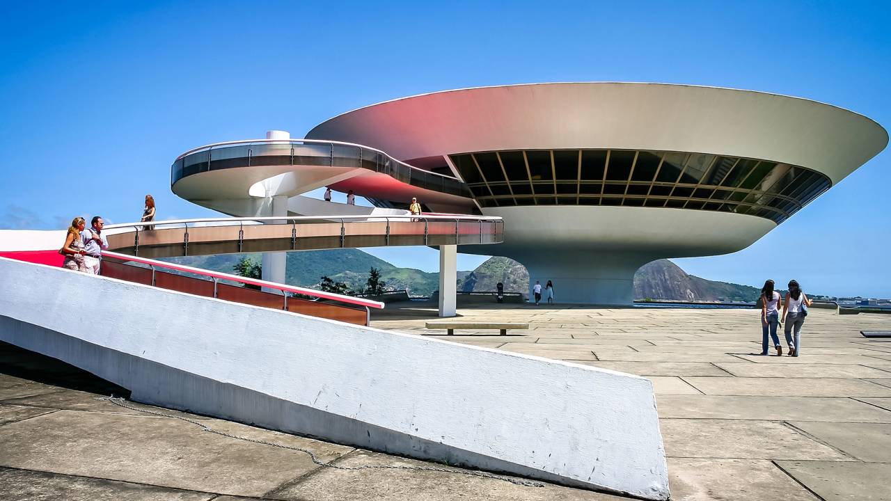 Suspenso sobre um espelho d’água, esse museu combina engenharia estrutural, paisagem costeira e arte moderna