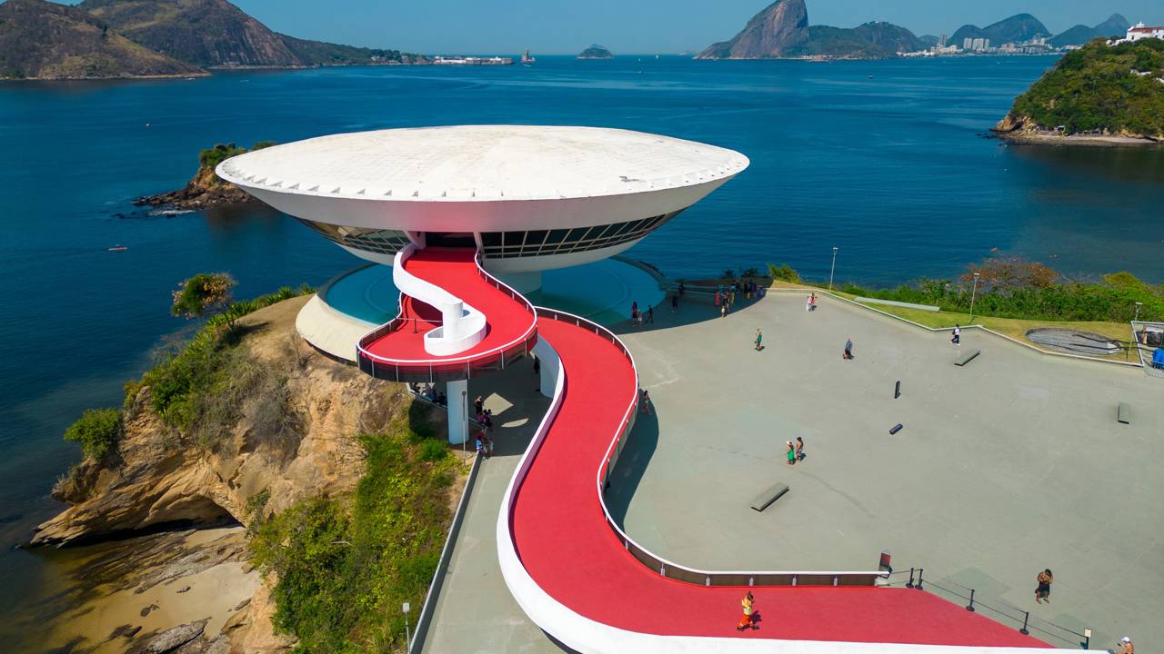 Suspenso sobre um espelho d’água, esse museu combina engenharia estrutural, paisagem costeira e arte moderna