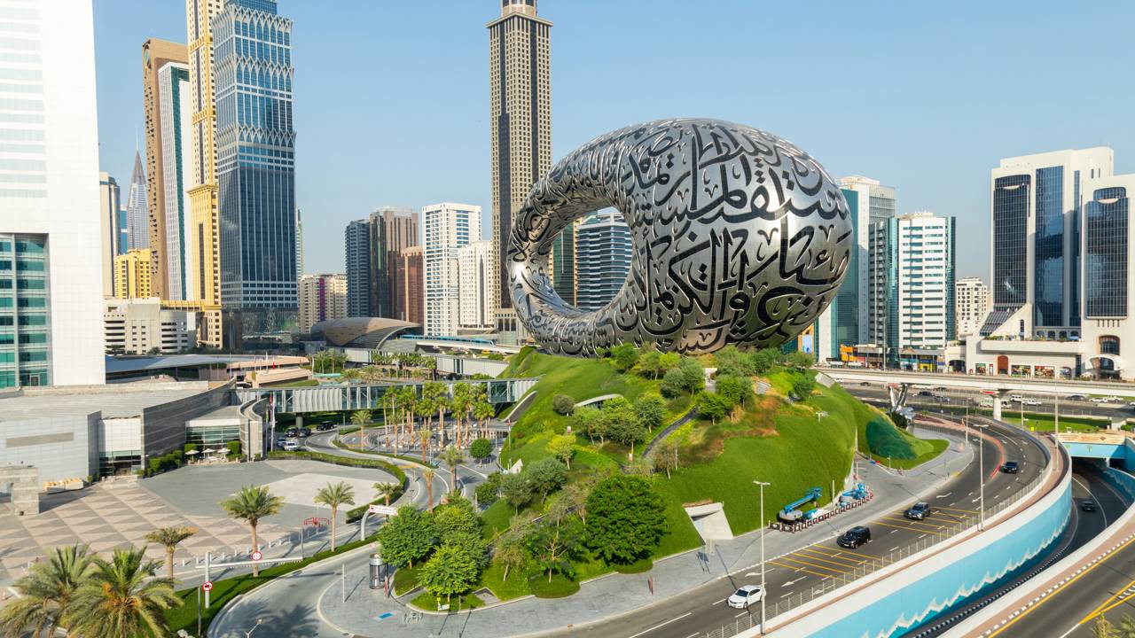 Com forma de anel e 1.024 painéis metálicos, esse museu mostra como a engenharia já constrói o que antes parecia impossível