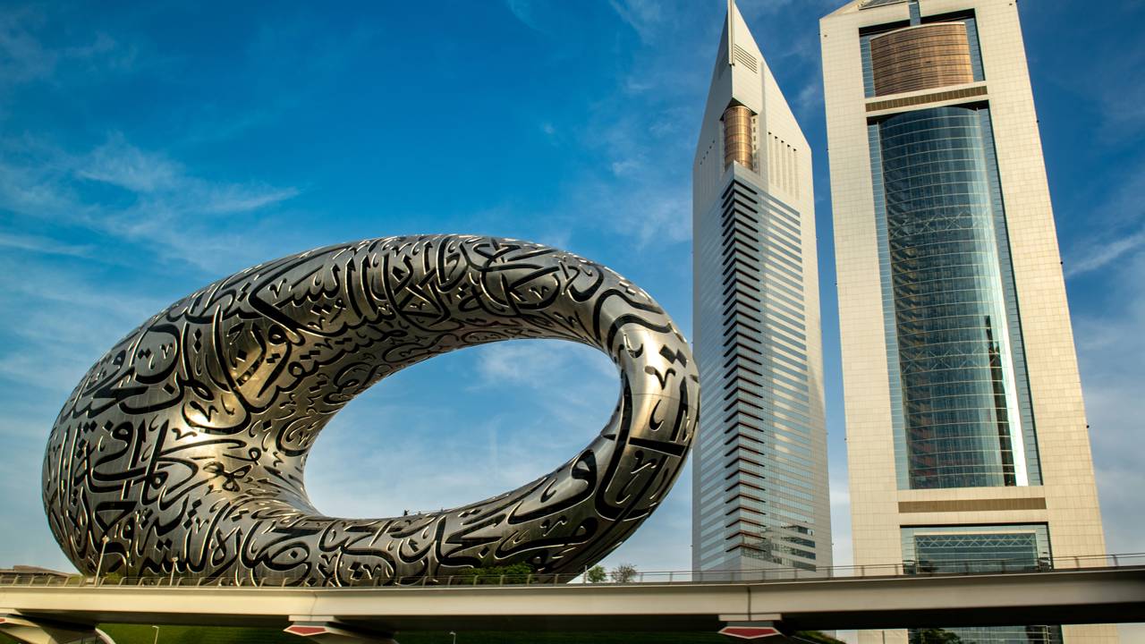 Com forma de anel e 1.024 painéis metálicos, esse museu mostra como a engenharia já constrói o que antes parecia impossível