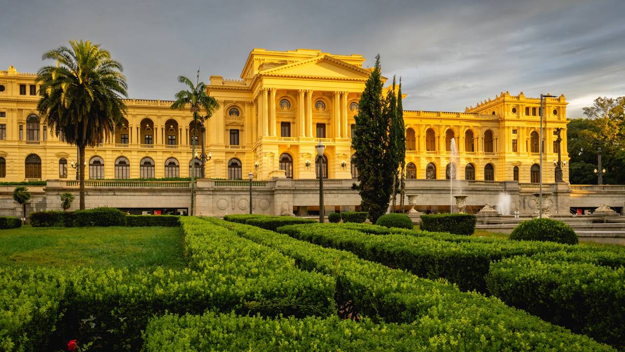 Com colunatas, tijolos cerâmicos e jardins planejados, esse museu é o maior símbolo da Independência do Brasil