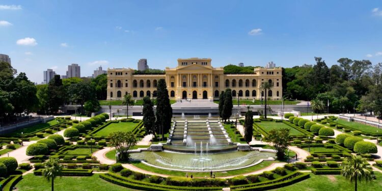 Com colunatas, tijolos cerâmicos e jardins planejados, esse museu é o maior símbolo da Independência do Brasil