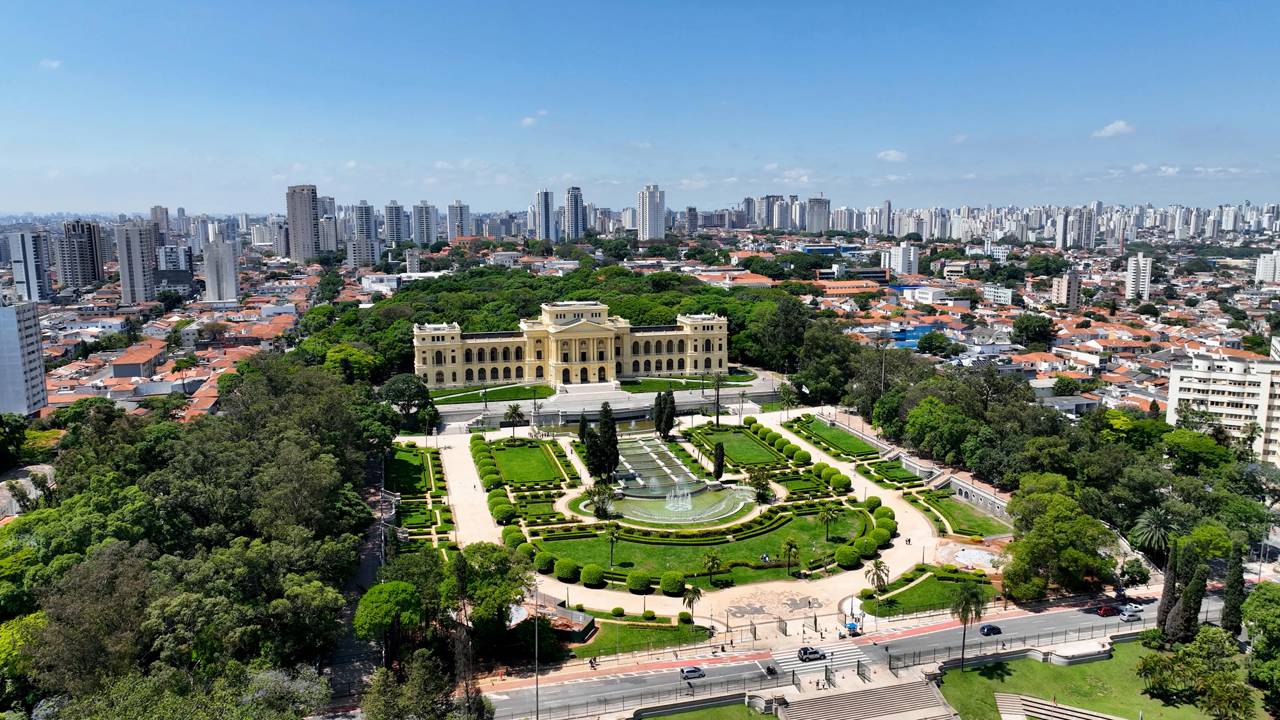 Com colunatas, tijolos cerâmicos e jardins planejados, esse museu é o maior símbolo da Independência do Brasil